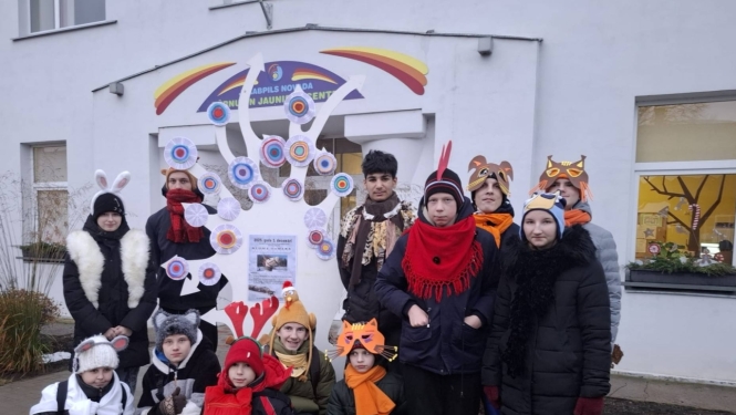 Bērni maskās pie Jēkabpils novada Bērnu un jauniešu centra ieejas.