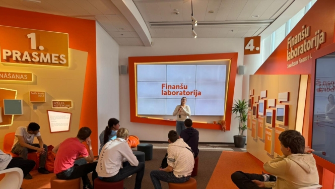 Skolēni apmeklē Swedbank