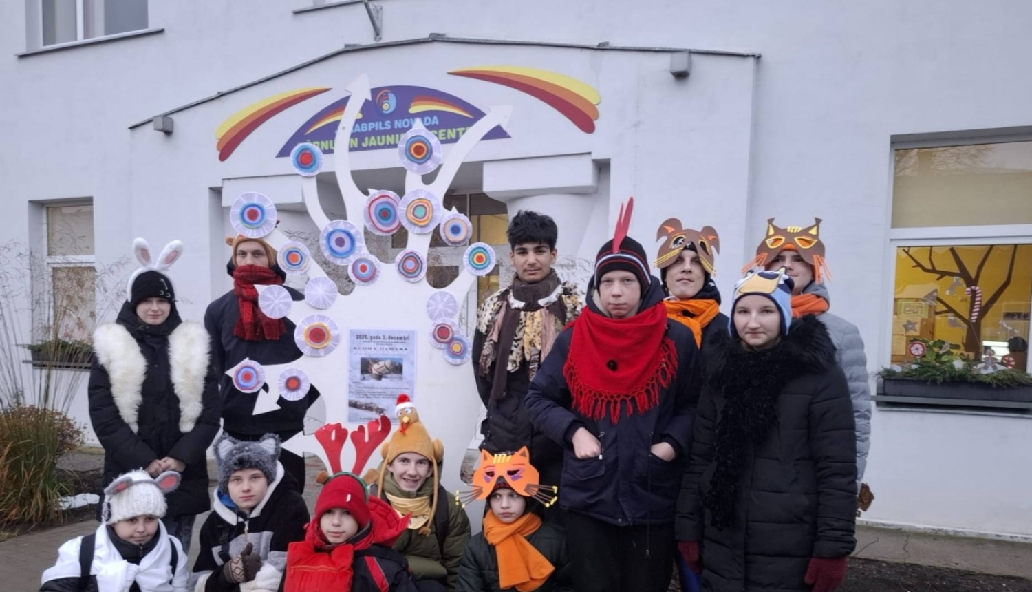 Bērni maskās pie Jēkabpils novada Bērnu un jauniešu centra ieejas.