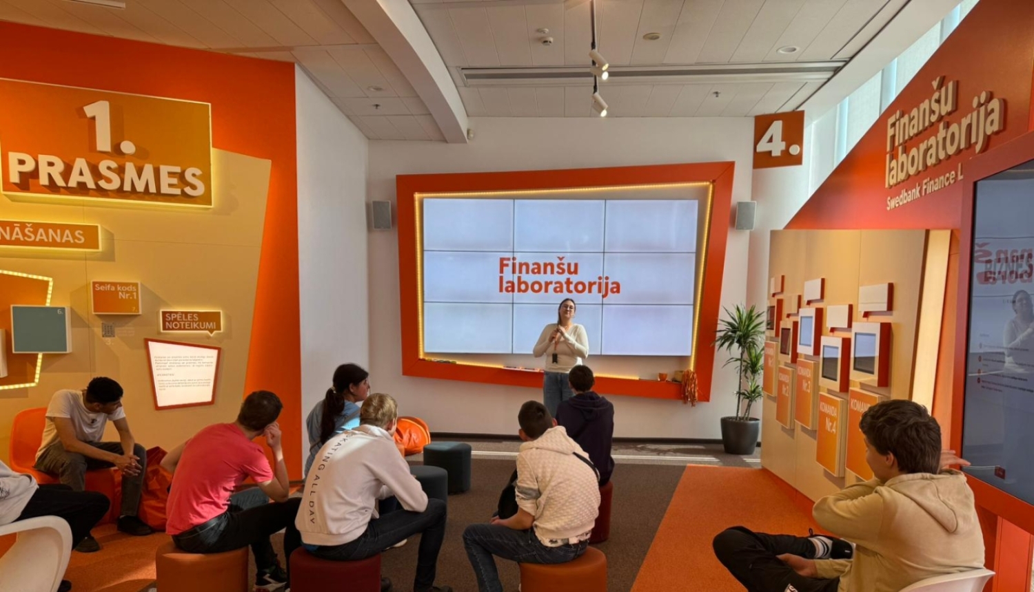 Skolēni apmeklē Swedbank
